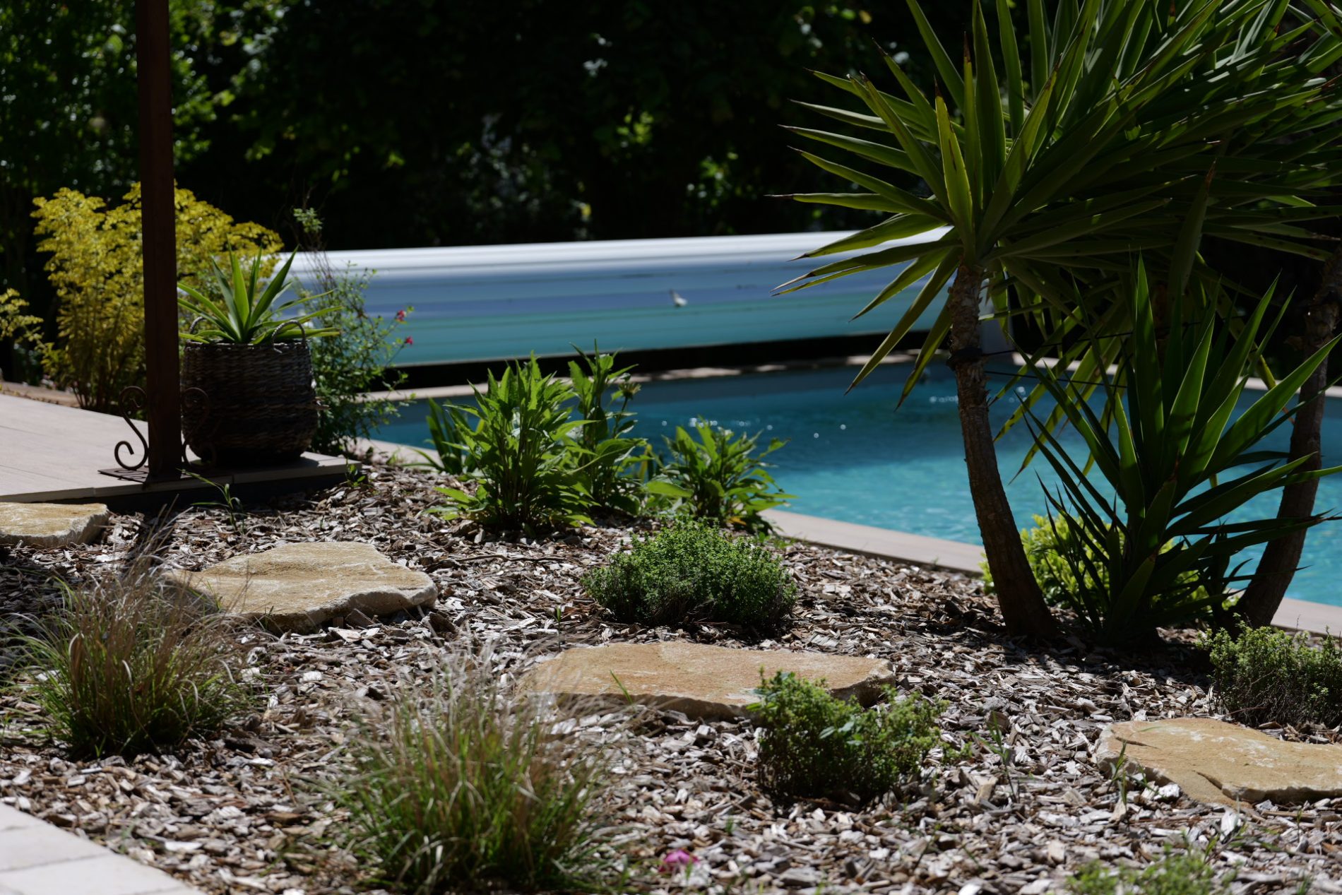 Piscine avec couverture de mise en sécurité avec création de massif mur en pierre et pas japonais Dupré la Tour piscine et paysage Drôme